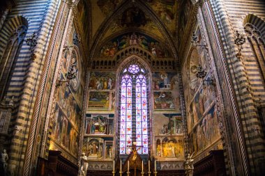 Orvieto Katedrali 'nin içini görmek (İtalyanca: Duomo di Orvieto). Orvieto, İtalya 'da