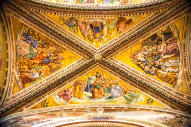 Orvieto Katedrali 'nin içini görmek (İtalyanca: Duomo di Orvieto). Orvieto, İtalya 'da