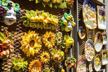 İtalya 'nın eski Orvieto kasabasında hediyelik eşya satılıyor.