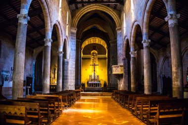 İtalya, Orvieto 'daki Aziz Andrew ve Bartholomew Kilisesi' nin iç manzarası