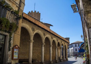 Orvieto, İtalya - 23 Temmuz 2025: Corso Cavour 'un eski kasabadaki sokak manzarası.