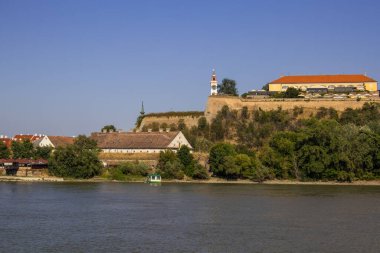 Sırbistan 'ın Novi Sad kentindeki Tuna Nehri üzerindeki Petrovaradin Saat Kulesi ve Kalesi manzarası