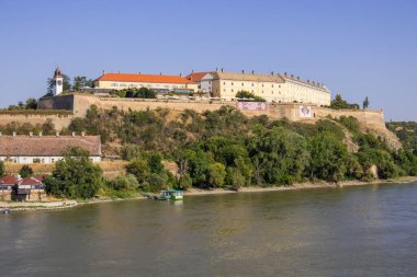 Sırbistan 'ın Novi Sad kentindeki Petrovaradin Saat Kulesi ve Kalesi manzarası