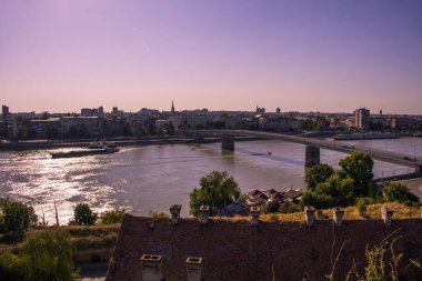 Tuna Nehri 'nin manzarası. Sırbistan 'ın Novi Sad kentinde