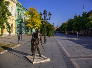 Sombor, Sırbistan - 12 Ağustos 2025: Ana Cadde 'deki Ernest Bosnjak heykelinin görüntüsü (Glavnjak).