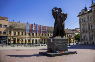 Novi Sad, Sırbistan - 14 Ağustos 2025: Eski kentte Svetozar Miletiç Anıtı.