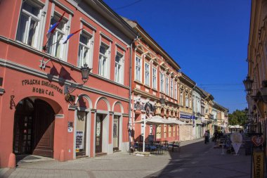 Novi Sad, Sırbistan - 14 Ağustos 2025: Dunavska caddesi, şehrin ana caddesi.