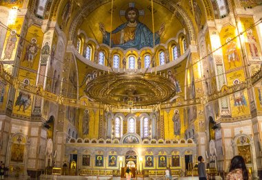 Belgrad, Sırbistan - 15 Ağustos 2025: Saint Sava Kilisesi 'nin iç manzarası.