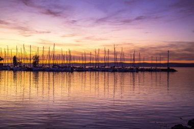 Macaristan, Balaton Gölü 'ndeki Siofok Limanı' nın gün batımı manzarası