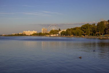 Macaristan 'ın Balaton Gölü' ndeki Siofok Sahili manzarası