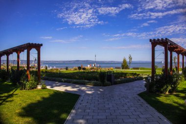 Siofok, Macaristan - 22 Eylül 2025: Balaton Gölü 'ndeki gezinti alanı.