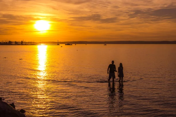 Siofok, Macaristan - 21 Eylül 2025: Balaton Gölü 'nde gün batımında insanlar.