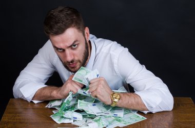 açgözlü adam para ile