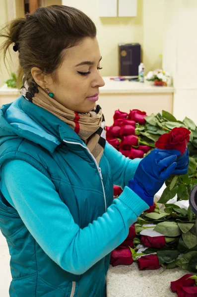 Kız çiçekçi bir buket yapar