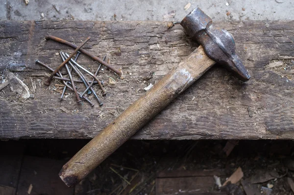 eski çekici ve paslı çivi