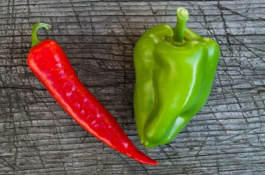 Kırmızı baharatlı biber ve yeşil biber