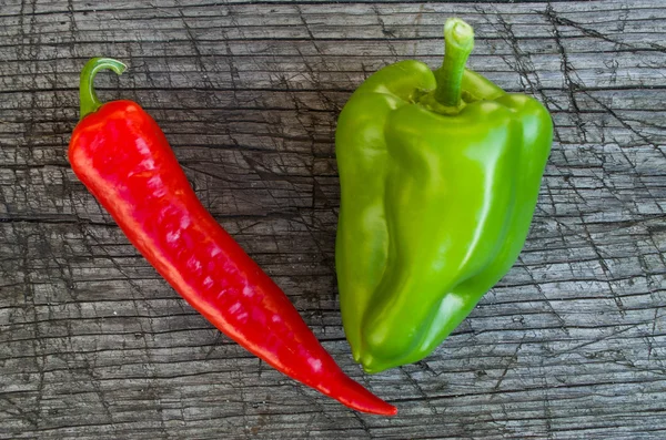 Kırmızı baharatlı biber ve yeşil biber