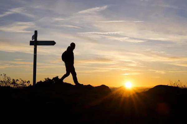 Gün batımında dağ spor yapan bir erkek — Stok fotoğraf