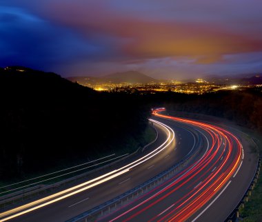 Araba ışıklar gece şehre.