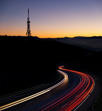 Araba ışıklar gece şehir ve iletişim anten doğru
