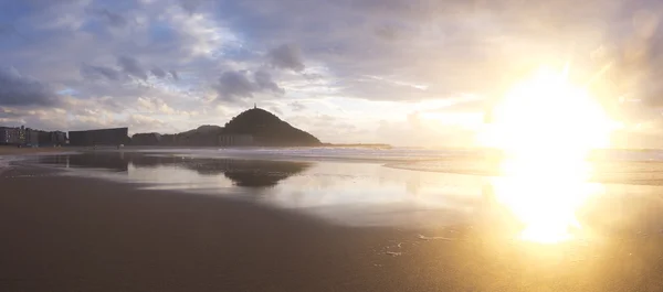 Sonnenuntergang am Strand der Stadt Donostia. — Stockfoto