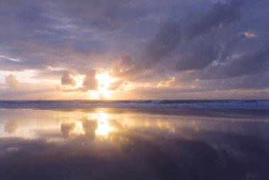 Sahilde gün batımı