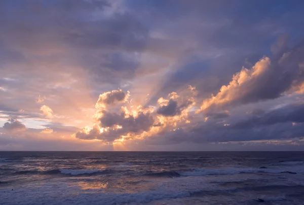 Sonnenuntergang am Strand der Stadt Donostia. — Stockfoto