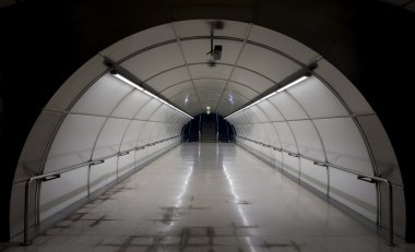 Metro tüneli çıkış merdivenleri ile.