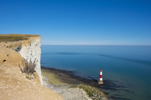 Farol em um dia ensolarado em Seven Sisters, Inglaterra . — Fotografia de Stock