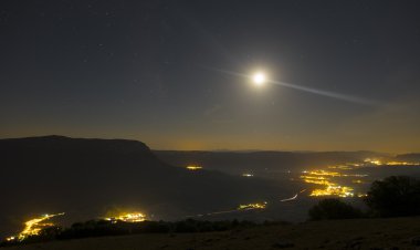 Dolunay ve Navarra kasabalarda ışıkları ile gece