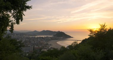 Günbatımı Donostia şehir içinde kırmızı Paz ile.