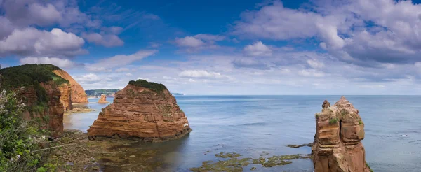 Felsen und Meer in der Bucht von Ladram, an der Südküste von Devon, England. — Stockfoto
