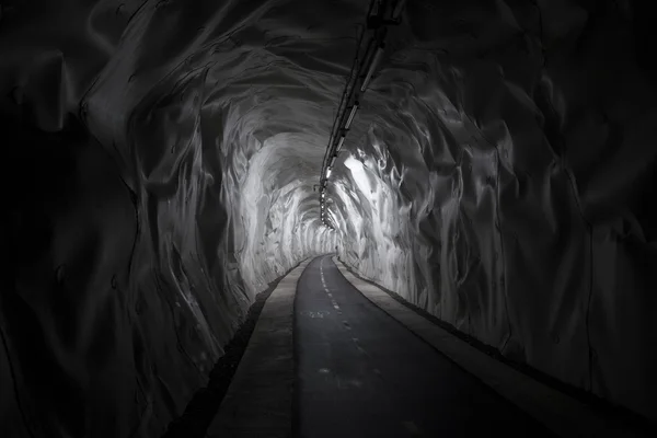 Im Inneren des Radwegtunnels. — Stockfoto