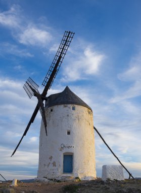 Mavi gökyüzü ve Consuegra, Toledo Eyaleti, Castilla-La Mancha'daki yel değirmenleri.