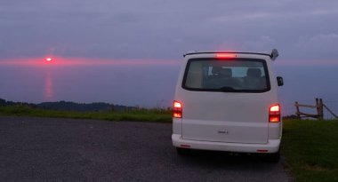 Gün batımında Jaizkibel Dağı 'nda bir minibüs, Euskadi.