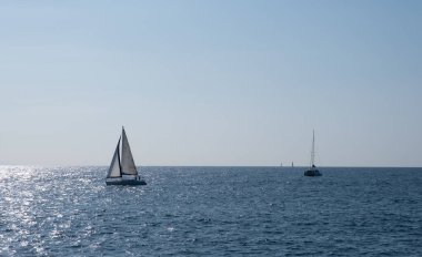 Bask Bölgesi 'nde, Donostia-San Sebastian şehrinin La Concha Körfezi' nin önündeki Cantabrian Denizi 'nde yelken açan yelkenliler..