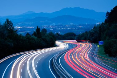Araba ışıkları günbatımı yüksek hızda sürüş karayolu üzerinde San Sebastian, Bask Ülkesi