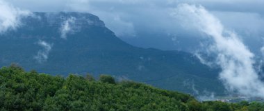 San Donato Dağı üzerindeki bulutlar, Navarra, İspanya