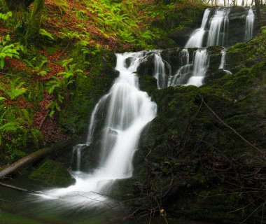 Areso 'daki Matxaingo ur-salto şelalesi kayalardan ve yosunlardan taşar. Uzun pozlama suyu beyaz ipeğe dönüştürür ve Navarre 'ın doğal huzurunu yakalar..