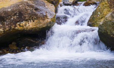 Aiako Harriak Doğal Parkı 'nda Arditurri Nehri Şelalesi, Bask Ülkesi.