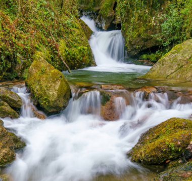 Bask Ülkesi 'ndeki Aitzondo Şelalesi