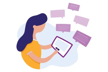 Bir kadının tabletteki mesajlarla etkileşime girdiği tasviri, yaratıcı bir dijital tasarımda iletişim, teknoloji ve bağlantı sergiliyor. Çevrimiçi iletişim kavramlarını temsil etmek için mükemmel..