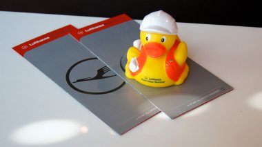 Lufthansa birinci sınıf bilet und Quitscheentchen