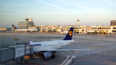 Lufthansa uçak kapısında Frankfurt
