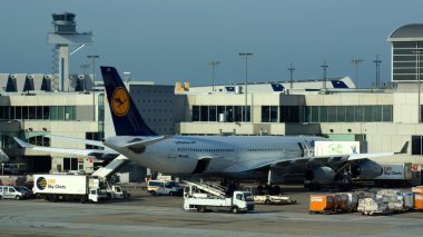 Lufthansa uçak kapısında Frankfurt
