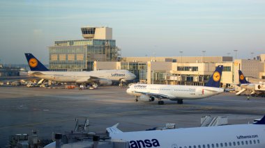 Lufthansa uçak kapısında Frankfurt