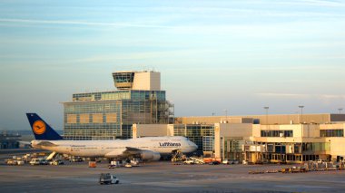 Lufthansa Boeing 747 uçağı Frankfurt kapısında
