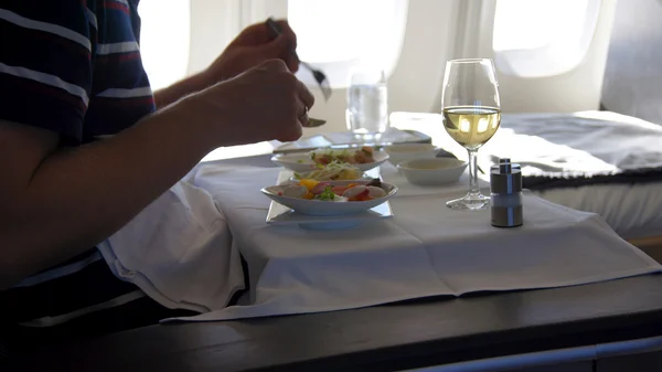 Fist Class - eatibg dessert on board Lufthansa Boeing 747 — стоковое фото