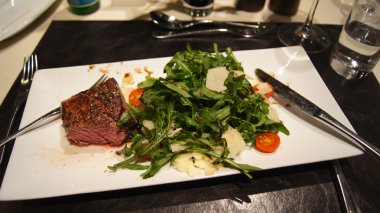 Izgara orta biftek First Class Lounge taze otlar ile