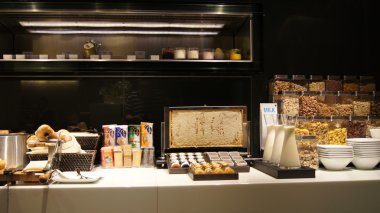 bir zengin seçim ve sağlıklı gıda ile güzel büfe